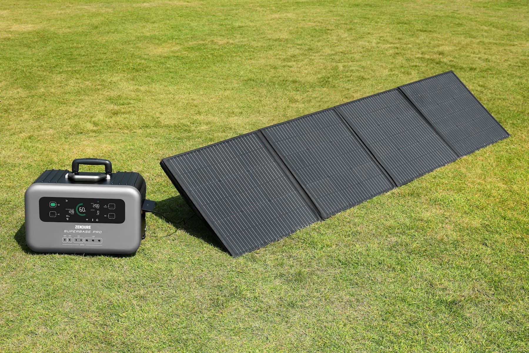 Panneau solaire et station électrique portable sur l’herbe